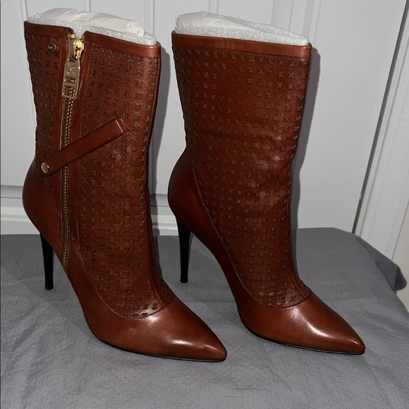 Donald J. Pliner NWOT Brown Heeled Boots with Gold Zipper - Picture 1 of 8